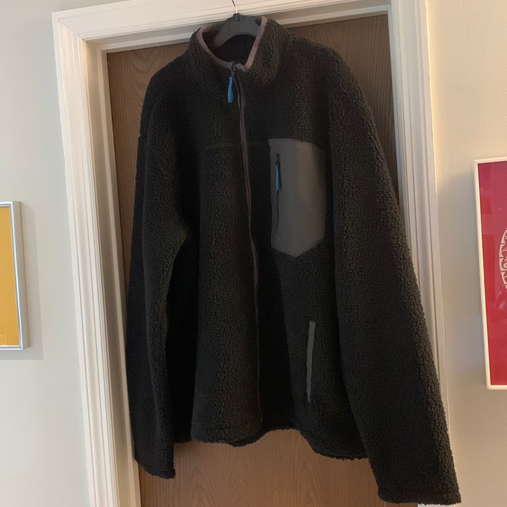 Mens XXL Sherpa jacket in black with grey accents and blue tabs